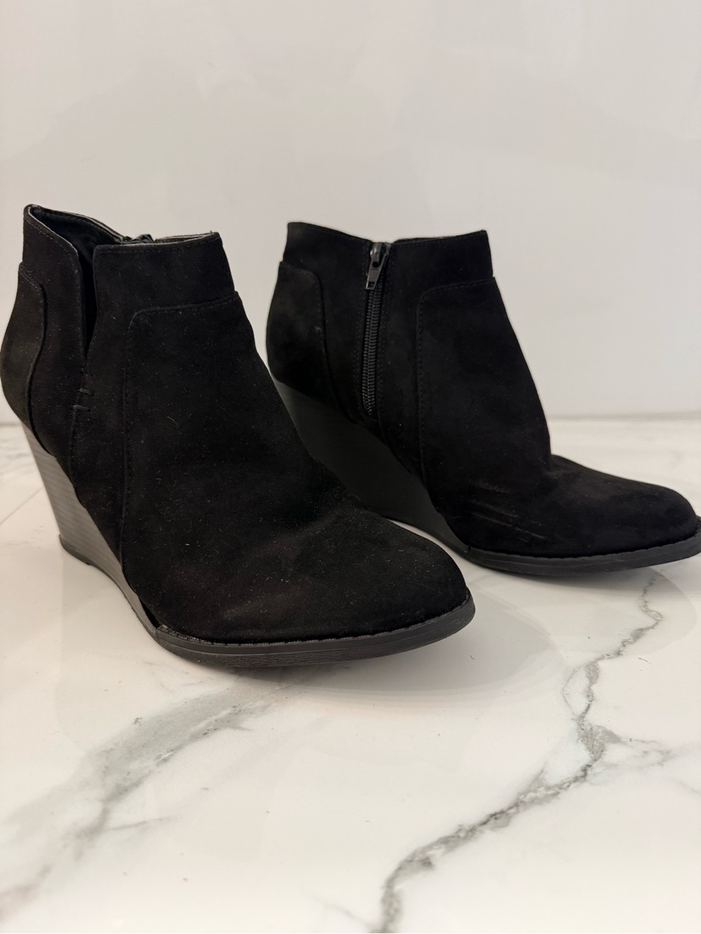 David Aaron Gabby Black Faux Suede Wedge Ankle Boots Sz 9 Comfort Zip